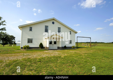 Grande École Amish white painted house situé dans l'Indiana rural Banque D'Images