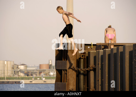 Teenage male pier de plonger dans la rivière Sainte-Claire à Port Huron, Michigan MI Banque D'Images