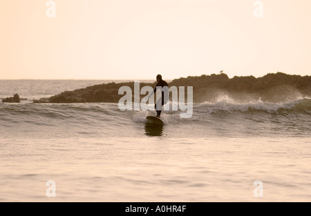 Le surf au coucher du soleil Langland Bay sur la côte de Gower Banque D'Images
