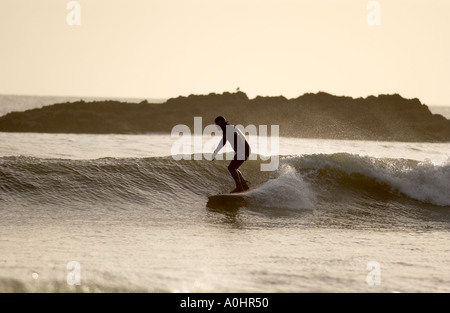 Le surf au coucher du soleil Langland Bay sur la côte de Gower Banque D'Images
