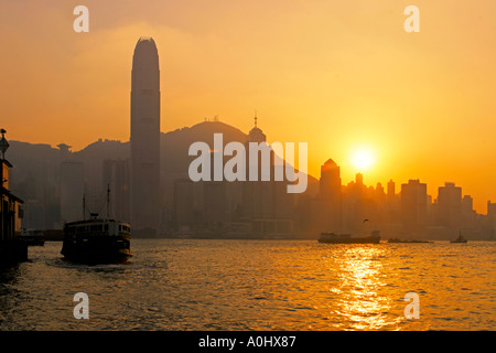 Chine Hong Kong Star Ferry, l'île de Hong Kong Skyline coucher du Soleil Central Banque D'Images