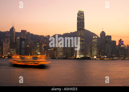 Chine Hong Kong vue panoramique de Tsim Sha Tsui pier public vers le centre de Victoria Harbour Ferry sur l'île de Hong Kong Skyline Banque D'Images