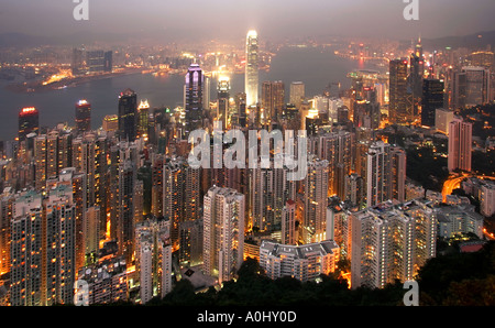 Chine Hong Kong Island Victoria Peak view point Skyline at Twilight Banque D'Images