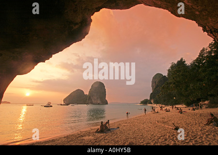 Thaïlande Phra Nang Krabi Hat Tham Phra Nang cliff cave sunset Banque D'Images