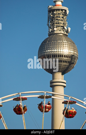 Ferriswheel de la foire de noël et tour de la télévision, Berlin, Allemagne Banque D'Images