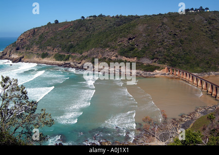 La bouche de la rivière Kaaimans et pont de chemin de fer près de Wilderness Western Cape Afrique du Sud RSA Banque D'Images