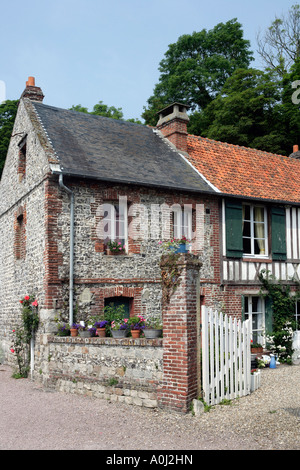 Cottage en pierre et maison bois , Veules-les-Roses , Seine-Maritime , Normandie , France , Europe Banque D'Images