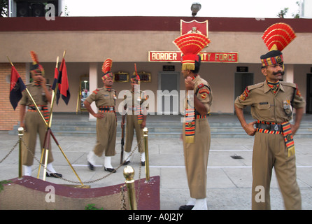 L'Inde Wagha cérémonie de passage de la frontière du Pakistan de la fermeture des portes la garde en uniforme officiel Banque D'Images