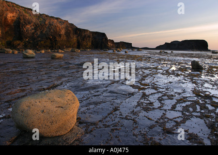 Yorkshire ANGLETERRE North York Moors National Park lumière du matin illumine le littoral de la Baie d'Saltwick Nab près de Whitby Banque D'Images