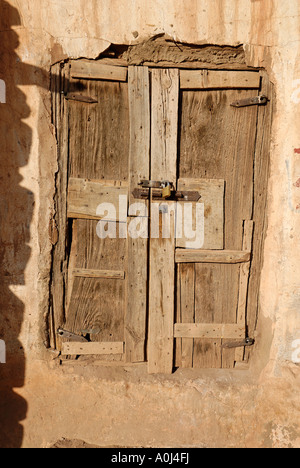 La porte historique dans la vieille ville de Kaukaban, Yémen Banque D'Images