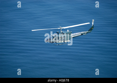 Un hélicoptère de la police fédérale Bundesgrenzschutz allemand en patrouille sur la mer Baltique près de Rügen Banque D'Images