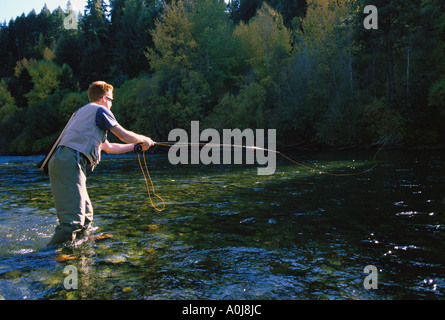L'homme voler la pêche en rivière Banque D'Images