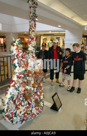 Cleveland Ohio, Tower City Center, centre, GuitarMania, art public, Rock and Roll, guitares électriques, famille parents parents parents enfants, Mo Banque D'Images