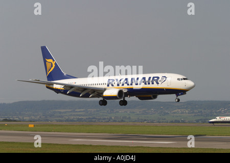 Ryanair Boeing 737 série 800 avion de ligne avion sur le point d'atterrir à l'aéroport de Bristol Banque D'Images