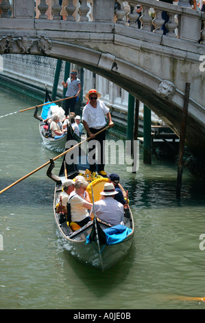 Ponte di Rialto Gondolier avec en arrière-plan Venise Italie Banque D'Images