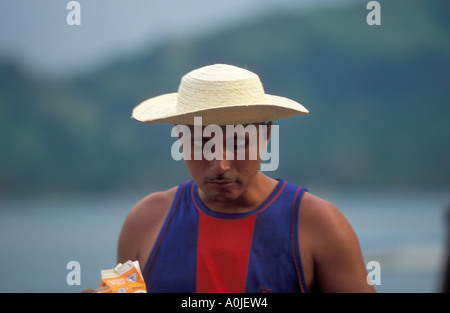 Portrait d'un jeune homme hispanique portant un chapeau Panama Panama Banque D'Images