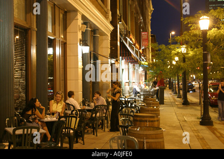 Cleveland Ohio, Warehouse District, rue, trottoir en plein air, en plein air, trottoir, extérieur, repas, soirée, social, divertissement, spectacle Banque D'Images