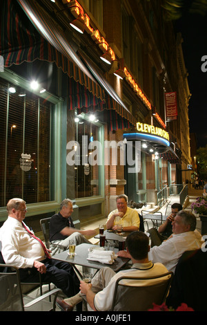 Cleveland Ohio, Warehouse District, rue, trottoir en plein air, en plein air, trottoir, extérieur, repas, soirée, social, divertissement, spectacle Banque D'Images