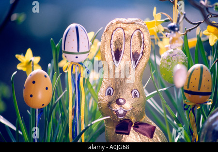 Les oeufs de Pâques peints oudoor dans jardin lapin chocalate Banque D'Images