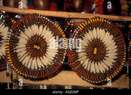 L'artisanat brésilien pour la vente, l'art indigène sur l'île de Terra Nova le long de l'Amazone, à l'est de ville de Manaus dans l'état d'Amazonas, Brésil, Amérique du Sud Banque D'Images