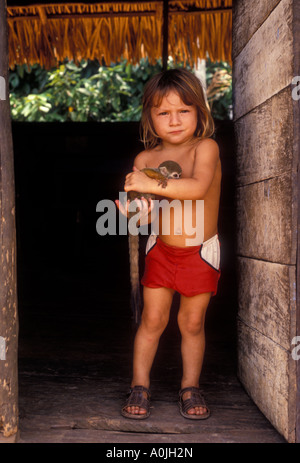 Brazilian boy holding animal singe écureuil le long de la rivière Ariau à l'ouest de Manaus Amazonas State Brésil Amérique du Sud Banque D'Images