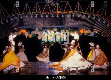 Danse brésilienne danse danseurs brésiliens costumes de carnaval de nuit à Rio de Janeiro Rio de Janeiro Brésil Etat Banque D'Images