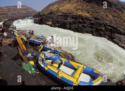 Guides de Rafting radeaux et équipements de portage ci-dessous des cascades dangereuses sur le fleuve Zambèze, l'Afrique Banque D'Images