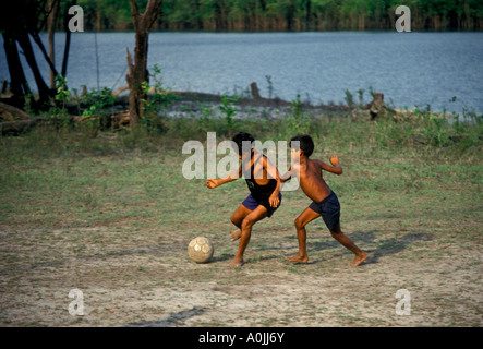 2, 2, les garçons, les garçons, brésilien jouant au football, joueurs de football, rivière Puraquequara, au nord-est de Manaus, l'Amazone, l'état d'Amazonas, Brésil, Amérique du Sud Banque D'Images