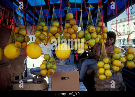 L'homme du Brésil, vendeur de rue, la vente de jus d'orange frais pressé, fruits, boissons, fruits, marché de Manaus, l'état d'Amazonas, Brésil, Amérique du Sud Banque D'Images