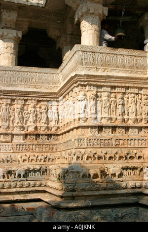 Les sculptures extérieures au temple Jagdish, Udaipur, Rajasthan, Inde Banque D'Images