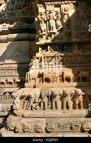 Les sculptures extérieures au temple Jagdish, Udaipur, Rajasthan, Inde Banque D'Images