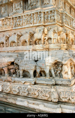 Les sculptures extérieures au temple Jagdish, Udaipur, Rajasthan, Inde Banque D'Images