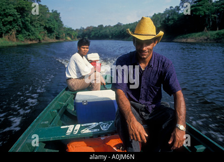 2 deux hommes brésilien équitation dans bateau à moteur le long de la rivière Ariau, Rio Ariau, l'état d'Amazonas, Brésil, Amérique du Sud Banque D'Images