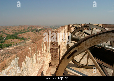 Canons sur les remparts de l'Fort Mehrangarh, Jodhpur, Rajasthan, India Banque D'Images