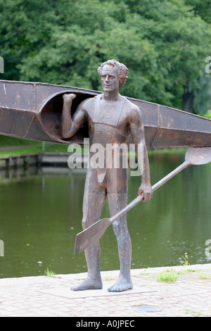 Statue de Gert Fredriksson ville de Nykoping Suède. Gert a remporté six médailles d'or olympiques en canoë-kayak de 1948 à 1960 Banque D'Images