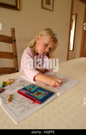 La coloration de l'enfant avec des stylos et crayons fille âgée de 5 Banque D'Images
