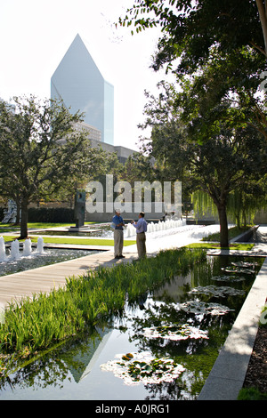 Nasher Sculpture Center de Dallas Texas museum jardin de sculptures en plein air deux hommes parler de fontaines Banque D'Images