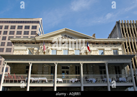 TEXAS Austin Tables avec nappes blanches sur porche étage club privé et l'état du Texas USA drapeaux Banque D'Images