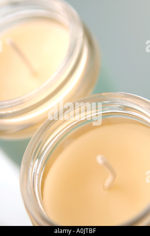 Bougies parfumées dans des pots en verre à visser. Banque D'Images