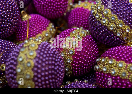 Boules de Noël luxueuses, étincelantes, violettes et magenta. Chacun a un anneau de diamants faux autour du bord. Prise de vue avec une faible profondeur de champ Banque D'Images