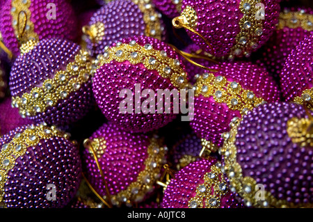 Boules de Noël luxueuses, étincelantes, violettes et magenta. Chacun a un anneau de diamants faux autour du bord. Prise de vue avec une faible profondeur de champ Banque D'Images