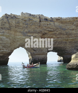 Le Portugal l'Algarve, les touristes à la découverte des grottes et falaises, près de Armaçao de Pera en bateau de pêche excursion Banque D'Images