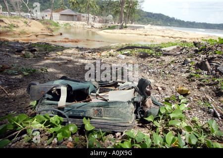 Hôtels endommagés et les plages de Khao Lak Thaïlande du Sud Cette zone a été touchée par le tsunami en 2004 1310 Une valise endommagée jette sur la plage Banque D'Images