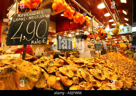 Champignons à vendre sur un stand au marché Mercat St Josep Marché de La Boqueria à Barcelone Espagne Banque D'Images