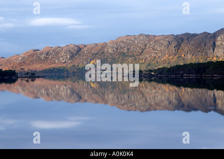 Réflexion sur le Loch Maree, Wester Ross, nord-ouest de l'Écosse, sur la route de la côte nord 500 Banque D'Images