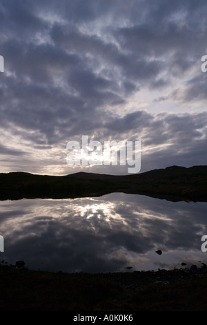 Coucher de soleil reflété dans Loch, Gairloch, Wester Ross, Noth West Highlands of Scotland, sur la route de la côte nord 500 Banque D'Images