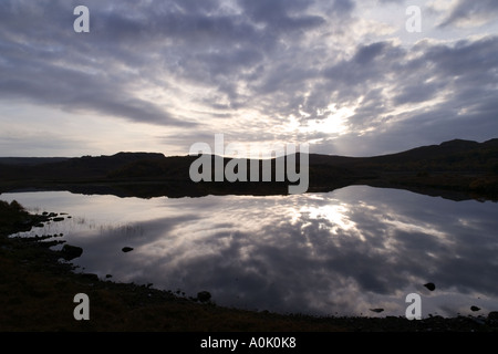 Coucher de soleil reflété dans Loch, Gairloch, Wester Ross, Noth West Highlands of Scotland, sur la route de la côte nord 500 Banque D'Images