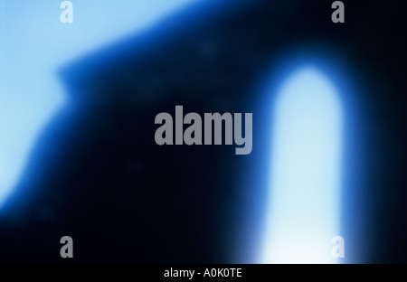 Vue de l'atmosphère et effrayant une fenêtre dans une arche d'une vieille maison en ruine ou l'église avec ciel bleu pâle diffus Banque D'Images