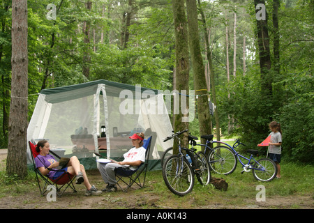 Ohio Lorain County,Wellington,Findley State Park,terrain public,loisirs,camping,tente,vélos,vélo,vélo,équitation,vélo,pilote,vélos,filles,youn Banque D'Images