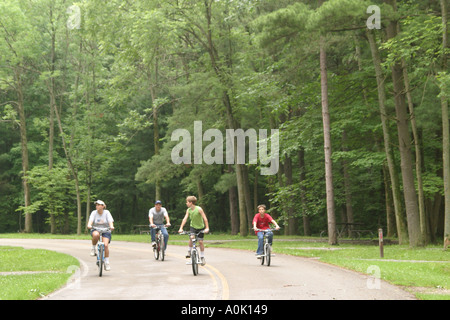 Ohio Lorain County,Wellington,Findley State Park,terrain public,loisirs,cyclisme,famille familles parents parents enfants,mère maman,père papa,rel Banque D'Images